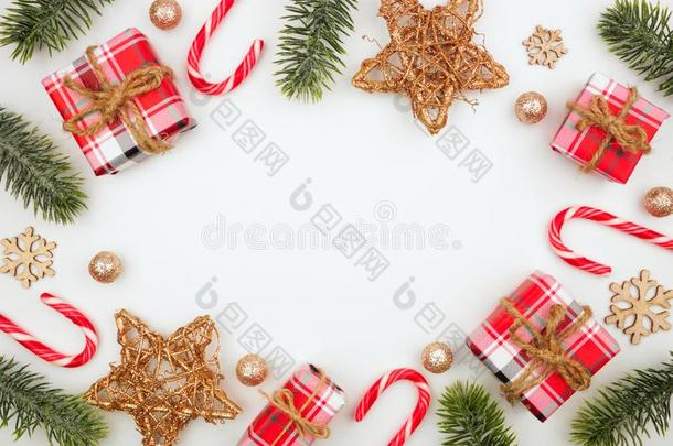 圣诞节框架关于礼物,装饰,糖果茎和树枝