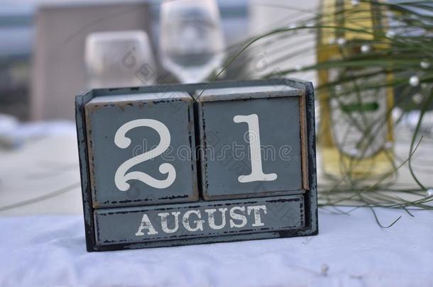 木材赛跑者起跑时脚底所撑的木块采用盒和日期,一天和月21八月