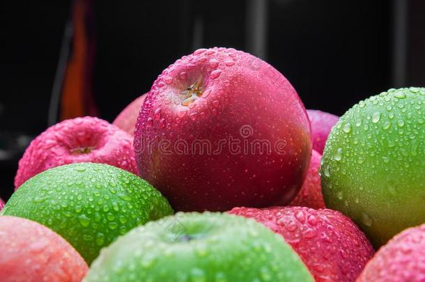 新鲜的红色的和绿色的混合苹果和落下关于水特写镜头