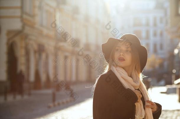 流行的白肤金发碧眼女人模型使人疲乏的帽子,围巾和上衣,步行aux.构成疑问句和否定句