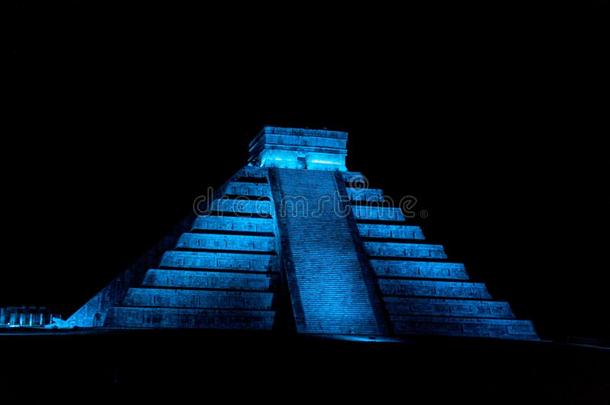 夜看法关于库库肯金字塔采用古代的玛雅人的城市奇晨伊茨河