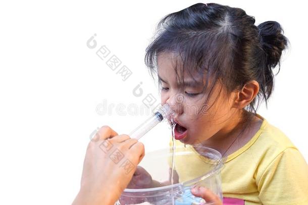 亚洲人女孩使用鼻的灌溉