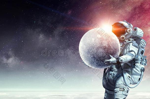 太空船上的飞行员支撑月亮行星.混合的媒体