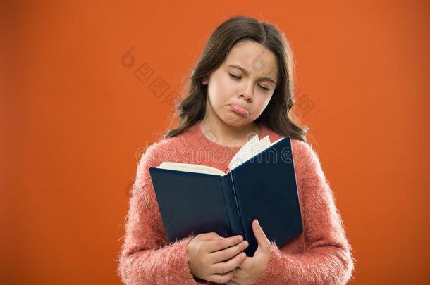 女孩拿住书阅<strong>读故事</strong>越过桔子背景.小孩享有关于