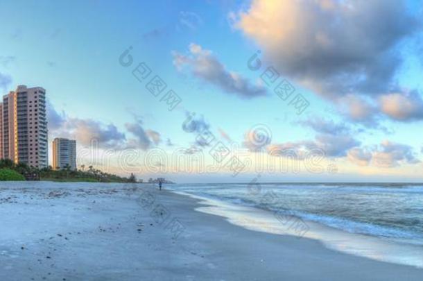 日出越过指已提到的人白色的沙关于范德比尔特海滩采用那不勒斯