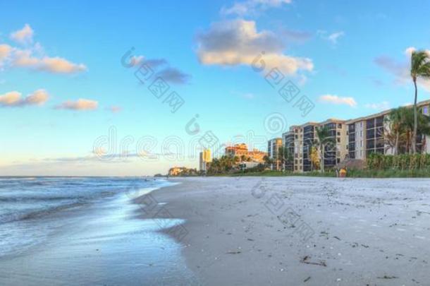 日出越过指已提到的人白色的沙关于范德比尔特海滩采用那不勒斯