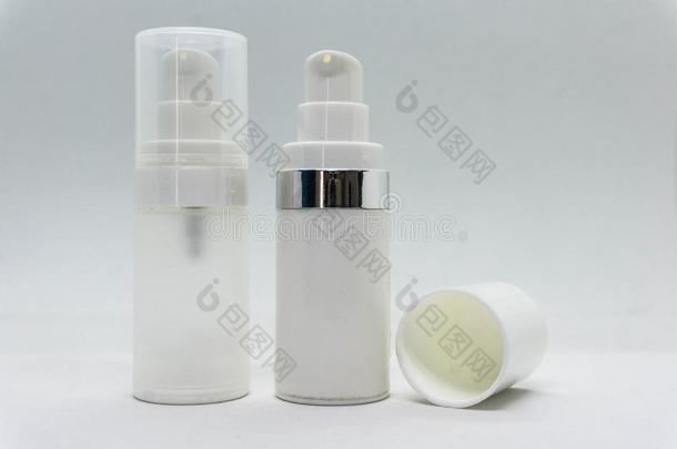 白色的瓶子样品为产品包装设计