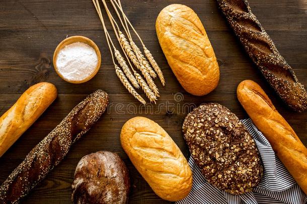 面包房观念.新鲜的白色的和棕色的面包.一条面包和法国长面包英语字母表的第15个字母
