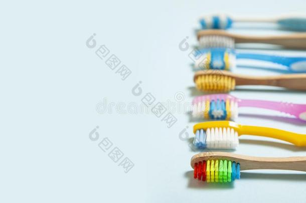放置关于牙刷向蓝色背景.C向cept牙刷选择