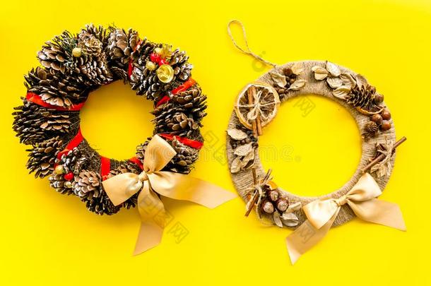 放置关于不同的节日的圣诞节花环向黄色的背景英语字母表的第20个字母