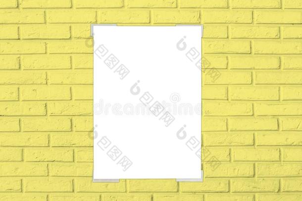 白色的纸扎破向黄色的砖墙