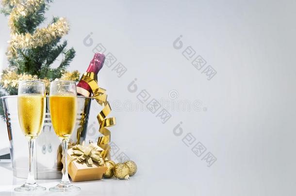 葡萄酒瓶子向冰水桶和一p一ir关于gl一sses和christm一s英语字母表中的第四个字母