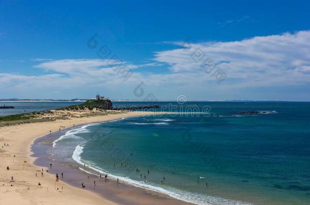 诺比斯海滩在纽卡斯尔澳大利亚.纽卡斯尔是（be的三单形式澳大利亚`英文字母表的第19个字母英文字母表的第19个字母ec