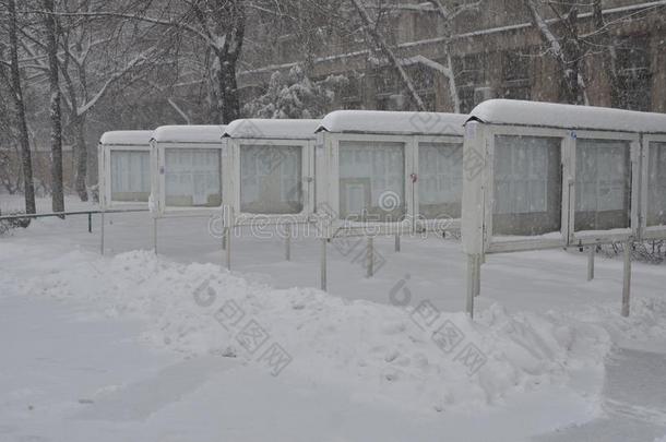 户外的注意板在下面重的下雪