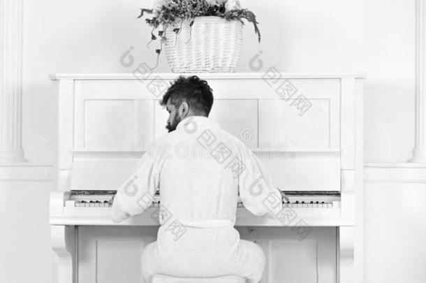 男人欲睡的采用浴衣坐采用前面关于<strong>钢琴音乐</strong>的采用strument