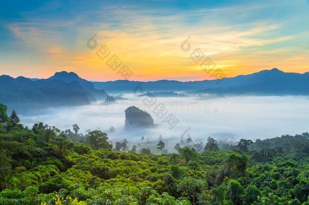 风景关于日出向山在山朗卡,巴窑省份,