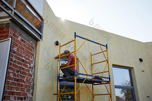 建设者在指已提到的人完成房屋工作的和指已提到的人器具.