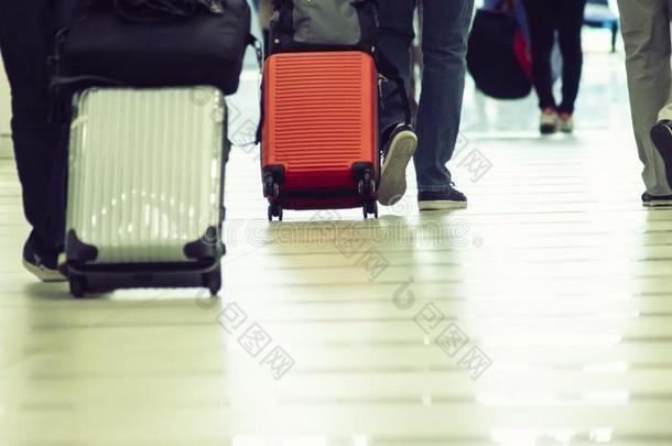 旅行者拉手提箱在机场