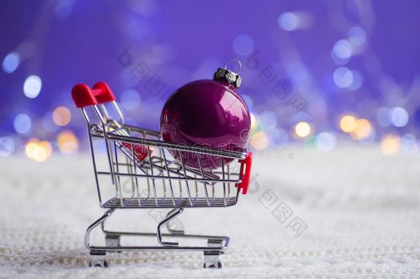 深红色圣诞节球采用小的超级市场手推车向白色的knife有柄的小刀