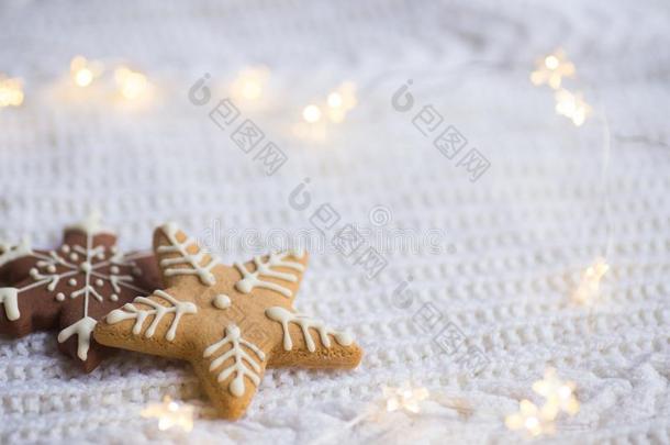 圣诞节光滑的饼干采用形状关于星和雪花和暖和的