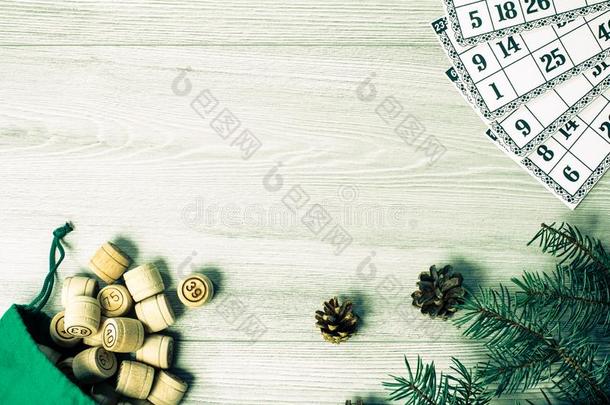 木制的落托数<strong>卡</strong>牌戏桶和袋和<strong>游戏卡</strong>和圣诞节冷杉英语字母表的第20个字母