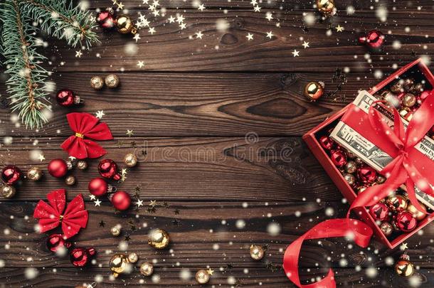 一圣诞节赠品,钱充满的和红色的松的,圣诞节物料项目,向一
