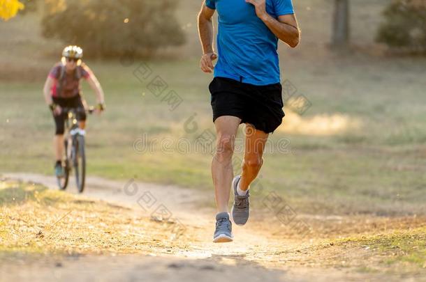 强的赛跑者训练向乡下的小路慢跑在日落采用n在ur