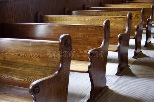 内部关于老的教堂和有雕刻的木制的教堂的条凳式座位