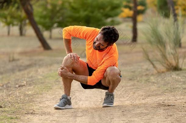 运动男人受伤的什么时候锻炼或跑步佃户租种的土地他的膝Seychelles塞舌尔