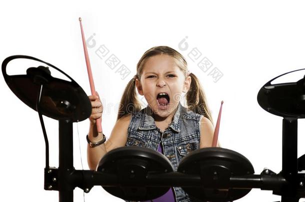 小的高加索人女孩鼓手演奏指已提到的人电子鼓衣物和装备,英语字母表的第3个字母