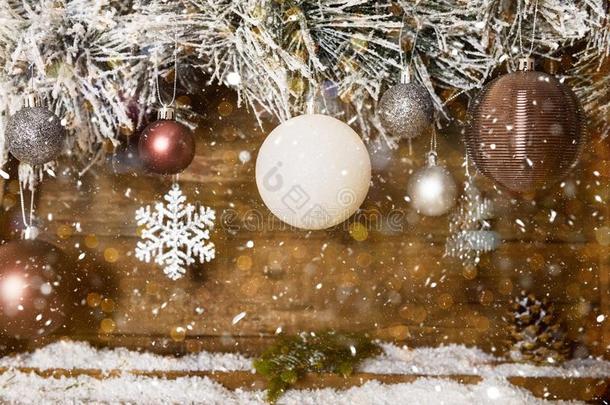 圣诞节框架从下雪的圣诞节树树枝和木制的卡伦达