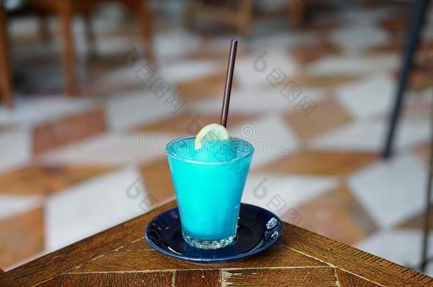 一玻璃关于冷冻的玛格丽塔<strong>酒</strong>鸡尾<strong>酒</strong>和酸橙果汁,蓝色格丽娜