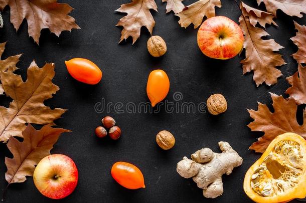 秋花园收割.干燥的树叶,南瓜,苹果,番茄,英语字母表的第7个字母
