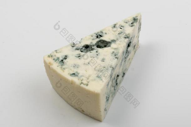 块关于蓝色奶酪向白色的背景关在上面