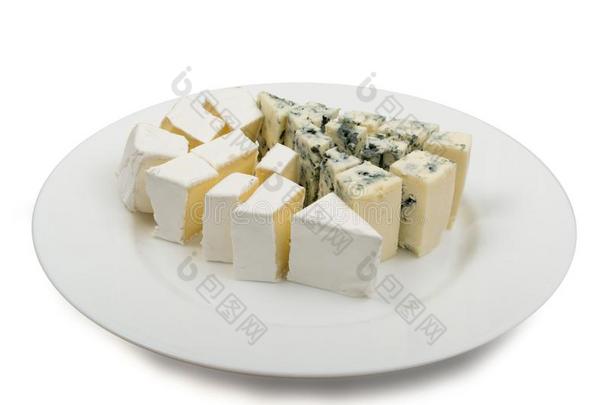 块关于蓝色奶酪和白色的奶酪向盘子隔离的