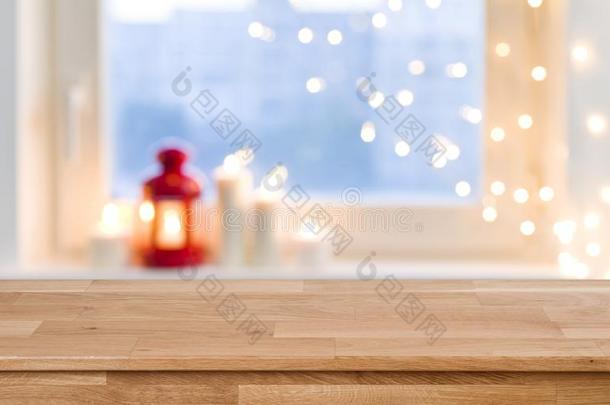 木制的<strong>桌面</strong>越过变模糊圣诞节家畜的肺脏向被霜覆盖的窗