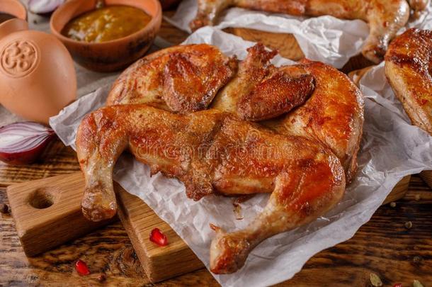 温和的烘烤制作的鸡向一木制的b一ckground.
