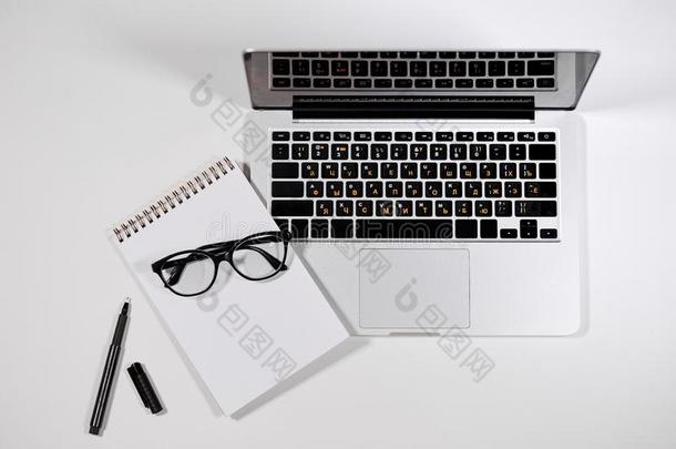 工作场所和<strong>苹果笔记本</strong>电脑,笔记簿,笔和眼镜