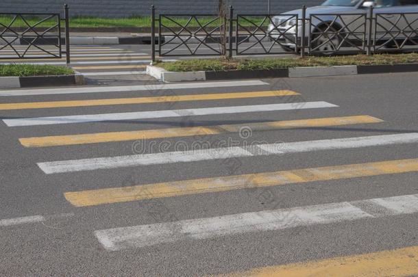 黄色的人行横道向沥青.黄色的描画的人行横道路线条