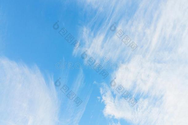 模式关于卷云云向指已提到的人蓝色天背景