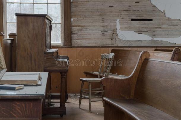 被放弃的安大略湖教堂钢琴和椅子