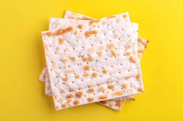 传统的犹太人的犹太教所规定允许的犹太逾越节薄饼向明亮的黄色的背景