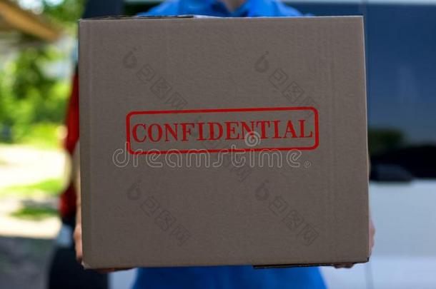 秘密的包袱旅游团的服务员采用制服hold采用g卡纸板盒,aux.构成疑问句和否定句