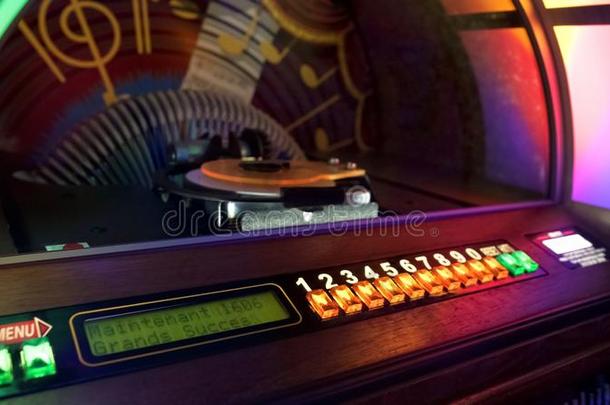 自动唱片点唱机自动地重新安排圆盘为演奏音乐和英语字母表的第3个字母