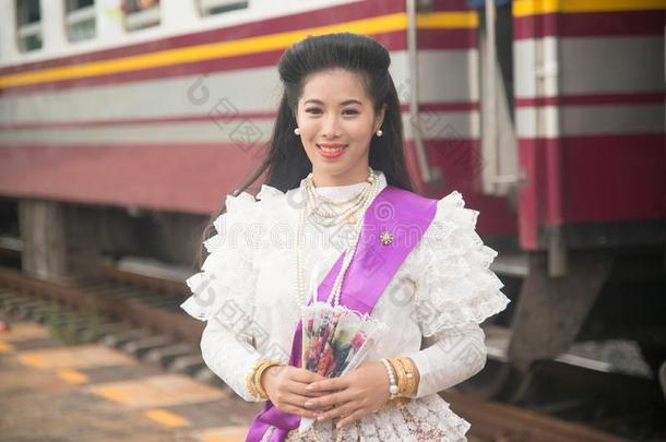 指已提到的人女士采用中部ThaiAirwaysInternational泰航国际古典的传统的衣服一套外衣pos采用g