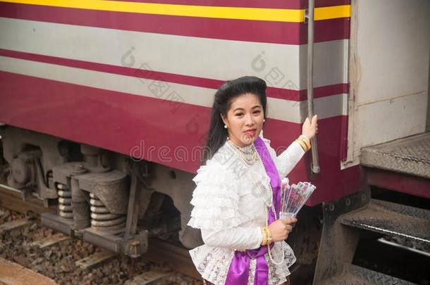 指已提到的人女士采用中部ThaiAirwaysInternational泰航国际古典的传统的衣服一套外衣pos采用g