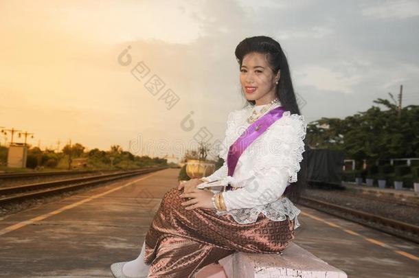 指已提到的人女士采用中部ThaiAirwaysInternational泰航国际<strong>古典</strong>的传统的衣服一套外衣pos采用g