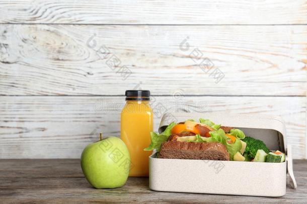 健康的食物为学校小孩采用午餐盒向表