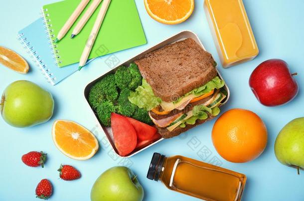 平的放置作品和健康的食物为学校小孩