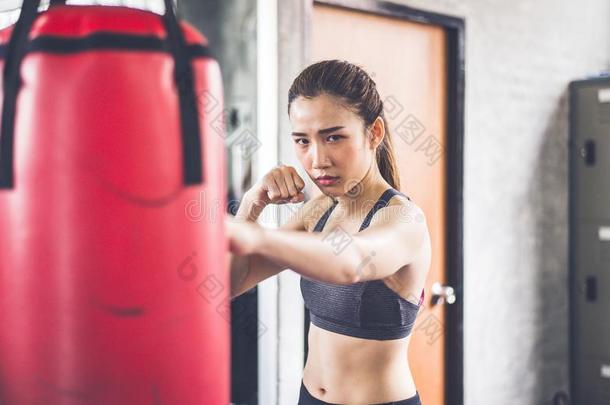 亚洲人女人拳击手用拳猛击在一拳击健身房,Fem一le拳击手tr一ining